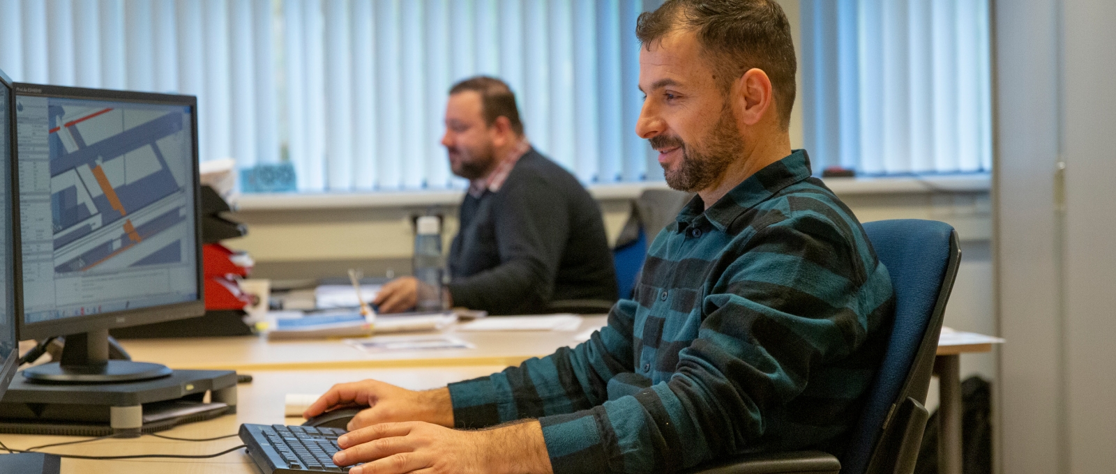 Werkzaamheden achter computer